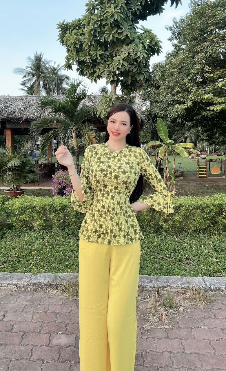 Bộ bà ba cổ tròn tay loe nút bọc vải