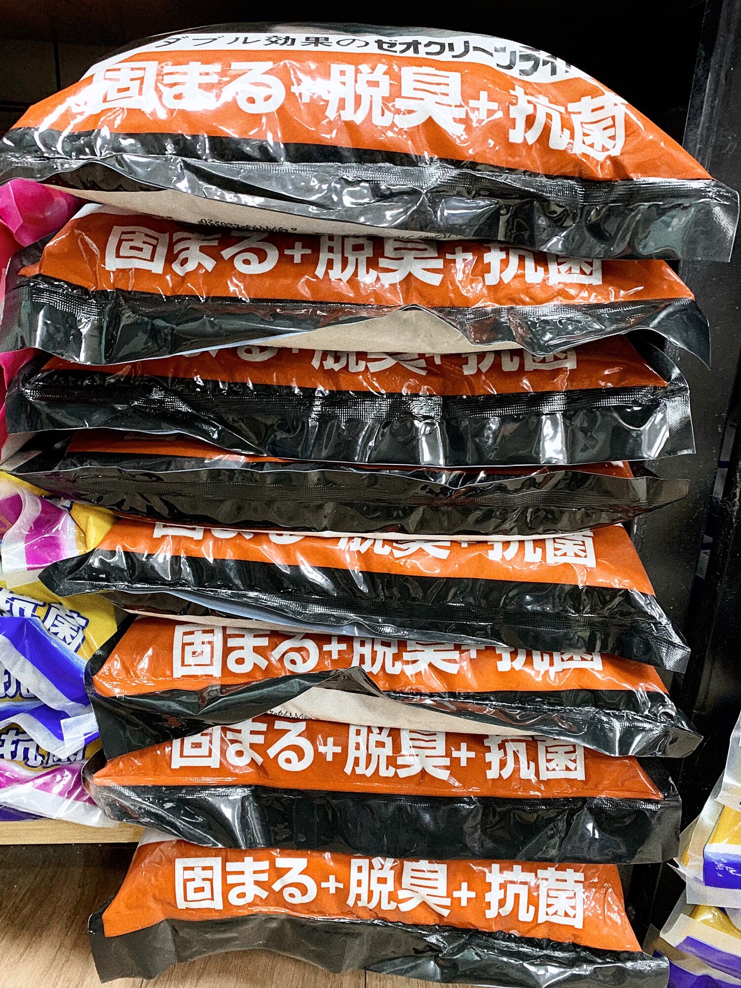 Cát vệ sinh cát Nhật đen cho mèo