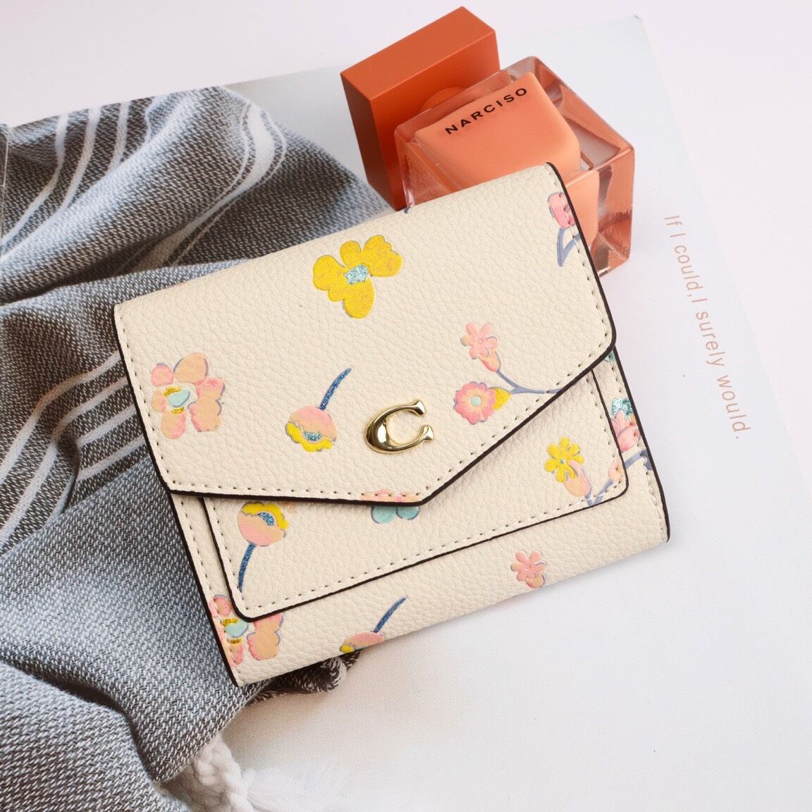 Ví Coach mini dáng bì thư xinh xắn