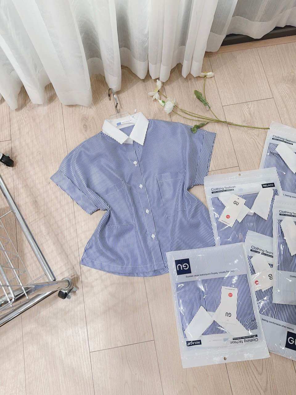Áo sơ mi kẻ GU tay vạy phối cổ trắng