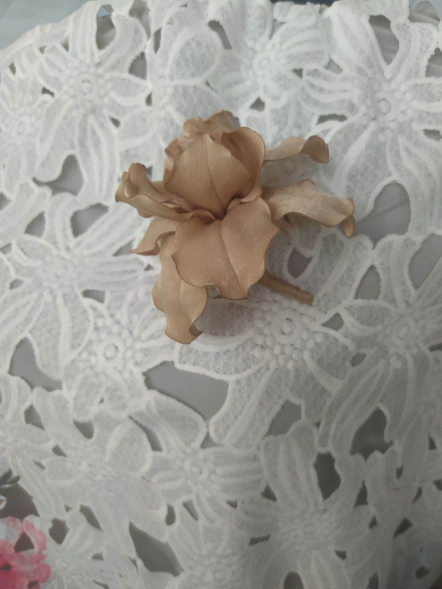 Hoa diên vĩ cài áo handmade Canto màu nu