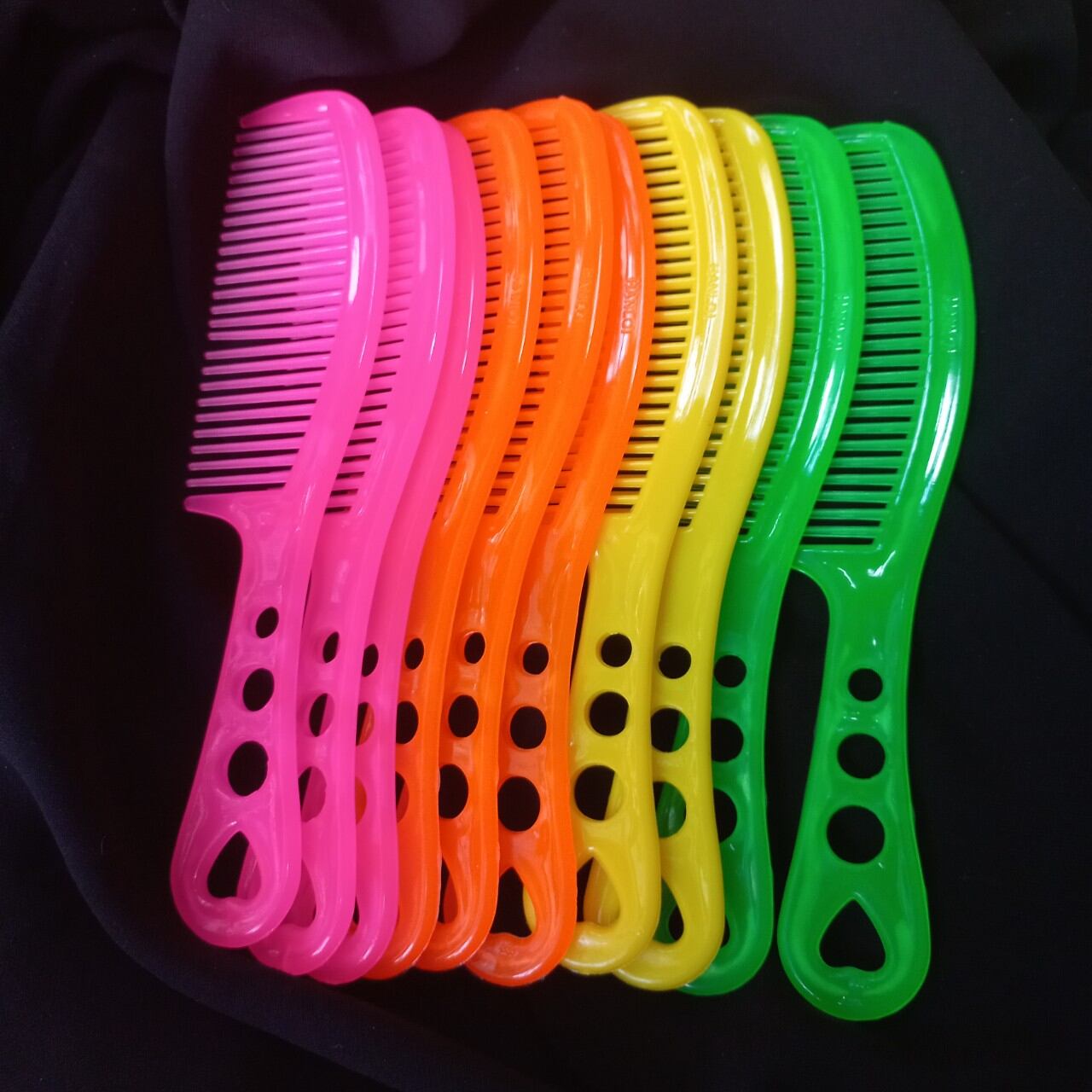 Sỉ 10 lược chải tóc có cán cầm Hán Lợi 19cm (giao màu ngẫu nhiên)