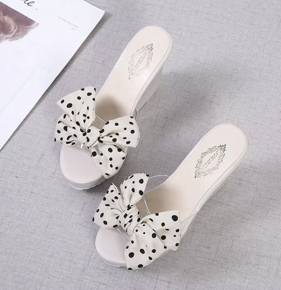 Dép đế xuồng, quai đính nơ chấm bi