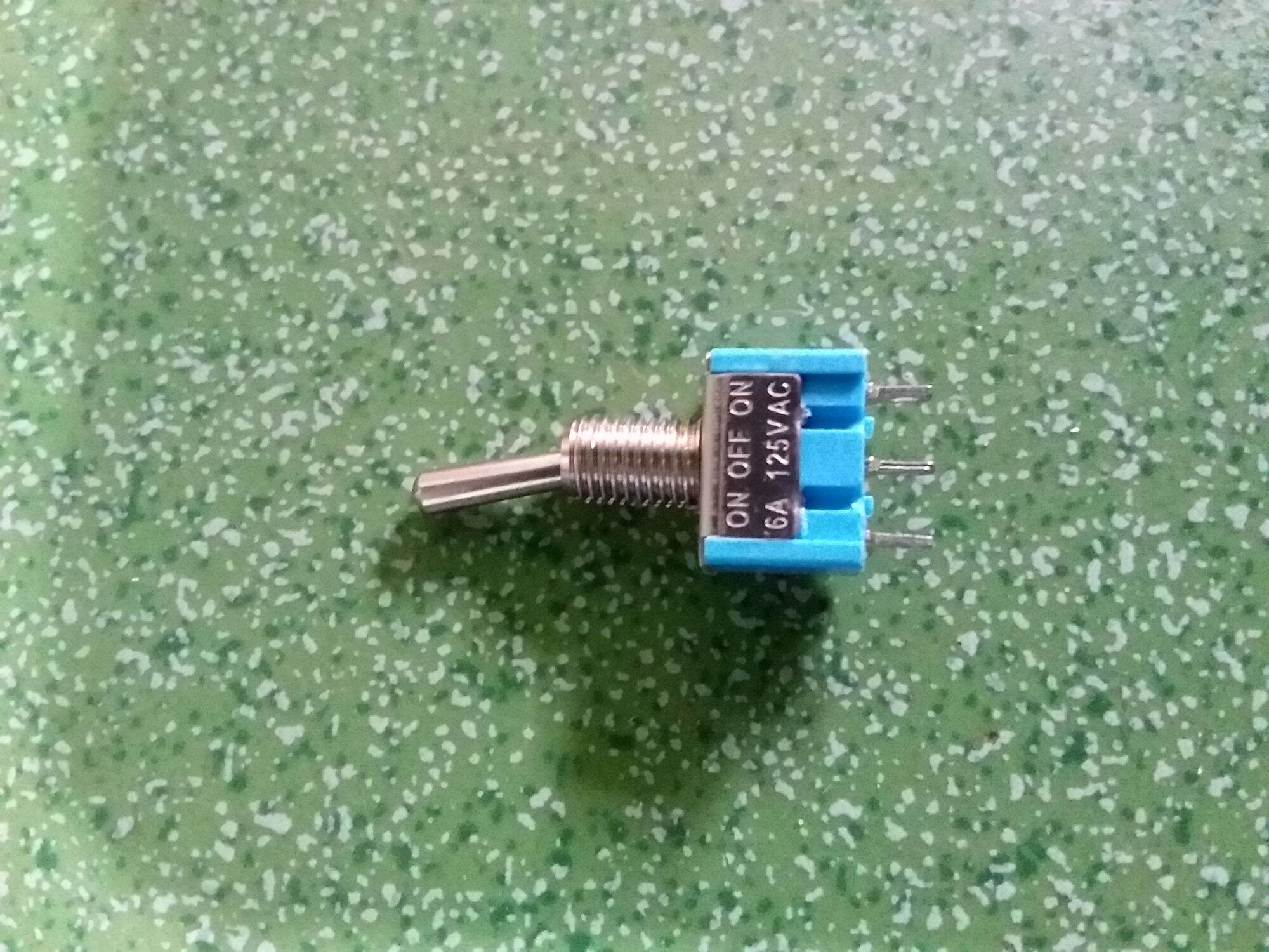 1 CHIẾC CÔNG TẮC 3 CHÂN