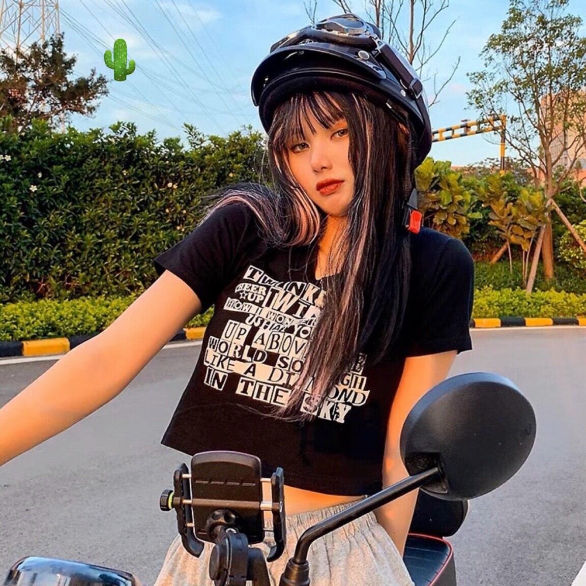 Áo croptop trắng đen chữ basic