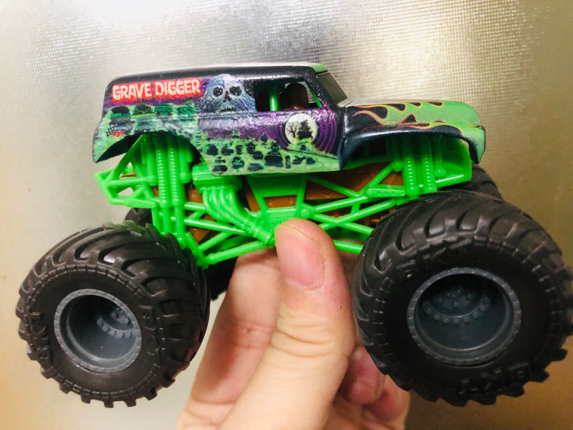 Bộ các xe Monster Jam đổi màu lạnh dạng vảy mới về
