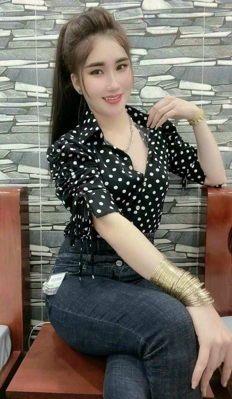 Áo sơ mi nữ. chấm bi tay rút