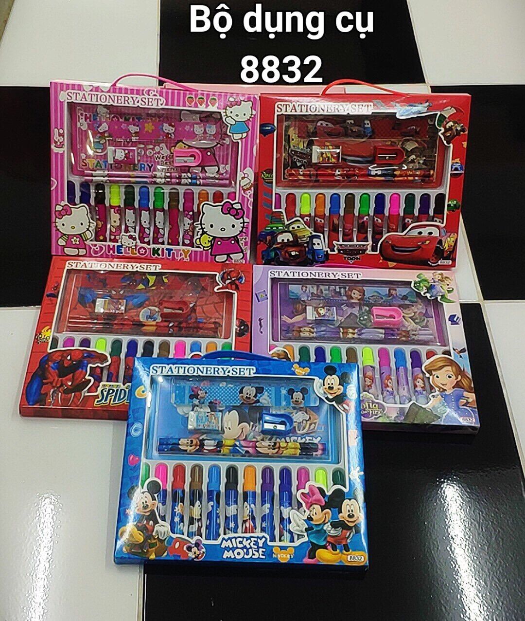 Bộ dụng cụ đồ dùng học tập và bút lông màu chi bé