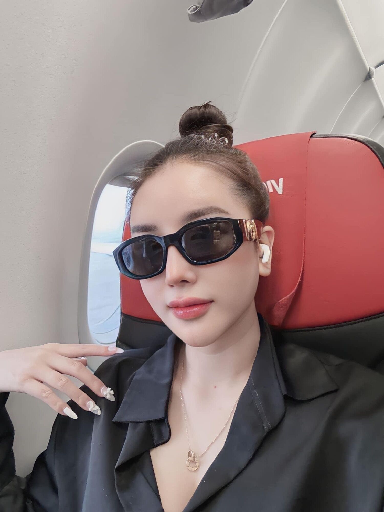 Áo sơ mi lụa màu đen dài tay