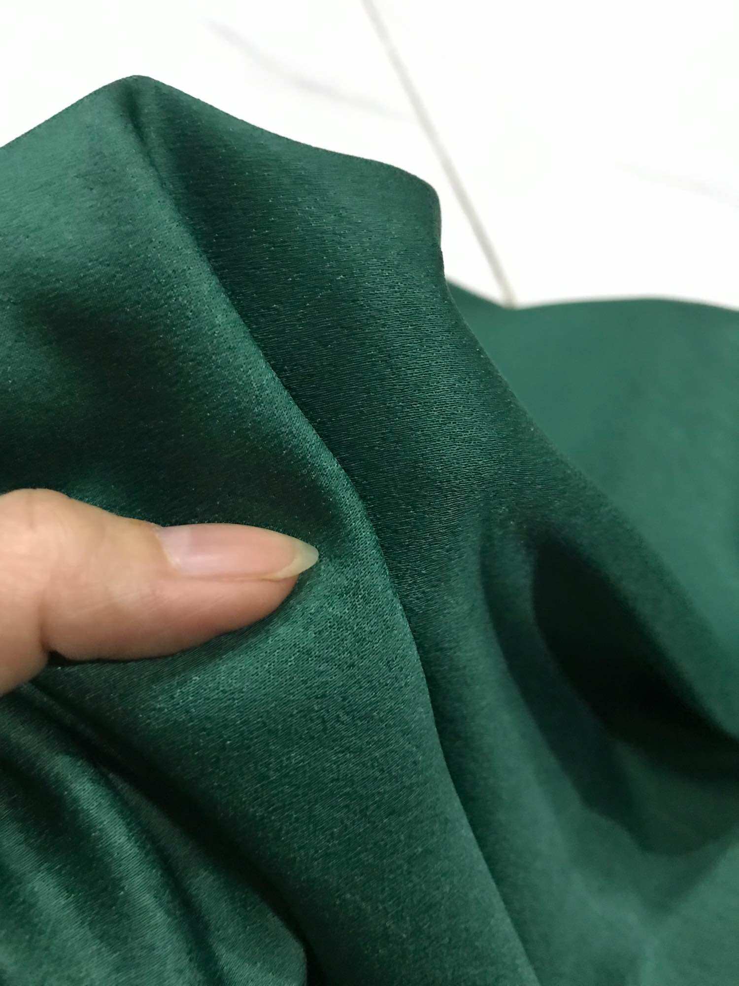 Vải Lụa Tằm Ướt (loại 1)màu xanh lá già dày vừa mềm rũ co giãn(khổ 1m5)may đầm váy áo kiểu áo dài đẹp sang