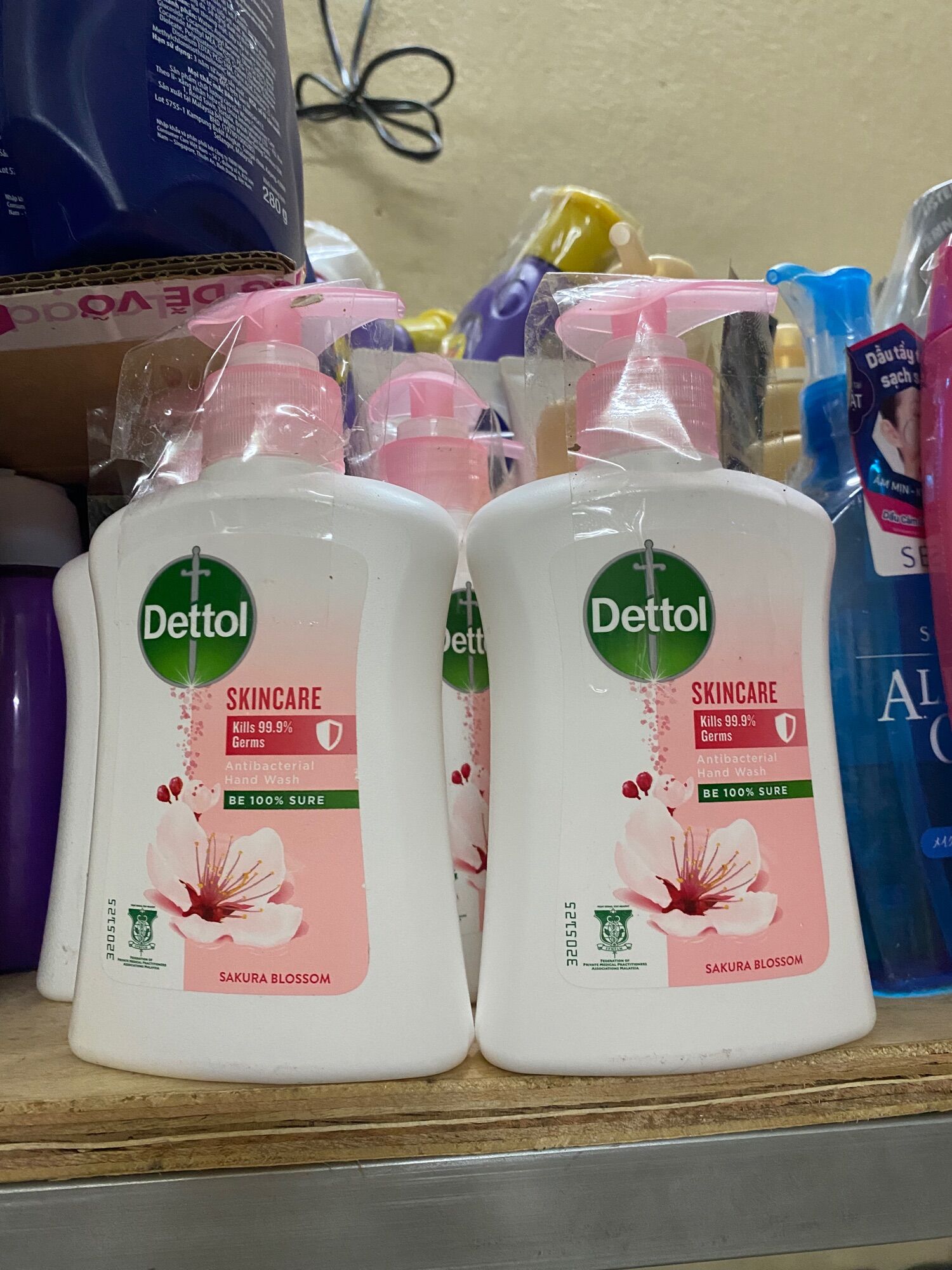Combo 2 chai nước rửa tay Dettol kháng khuẩn dưỡng da- Chai 250g