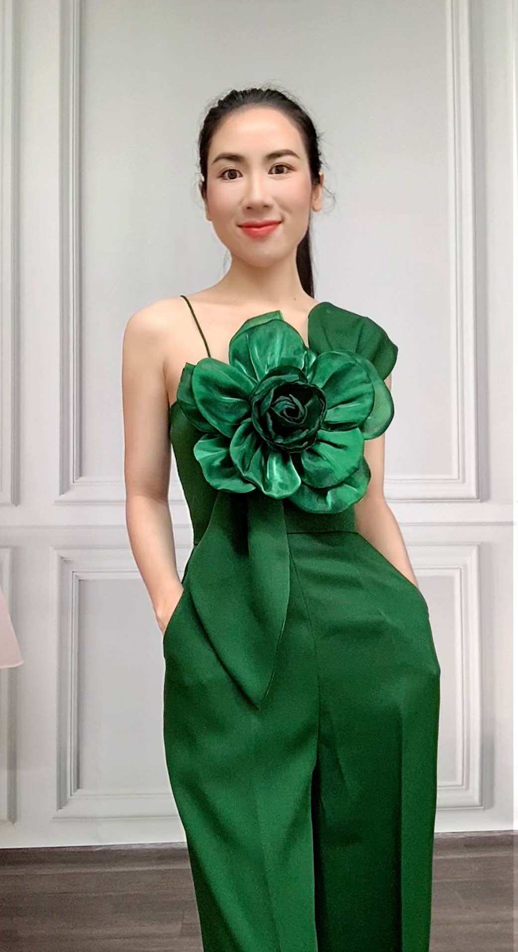Jumpsuit thiết kế lệch vai hoa 3D màu xanh, vải Hàn mềm mịn, thoáng mát
