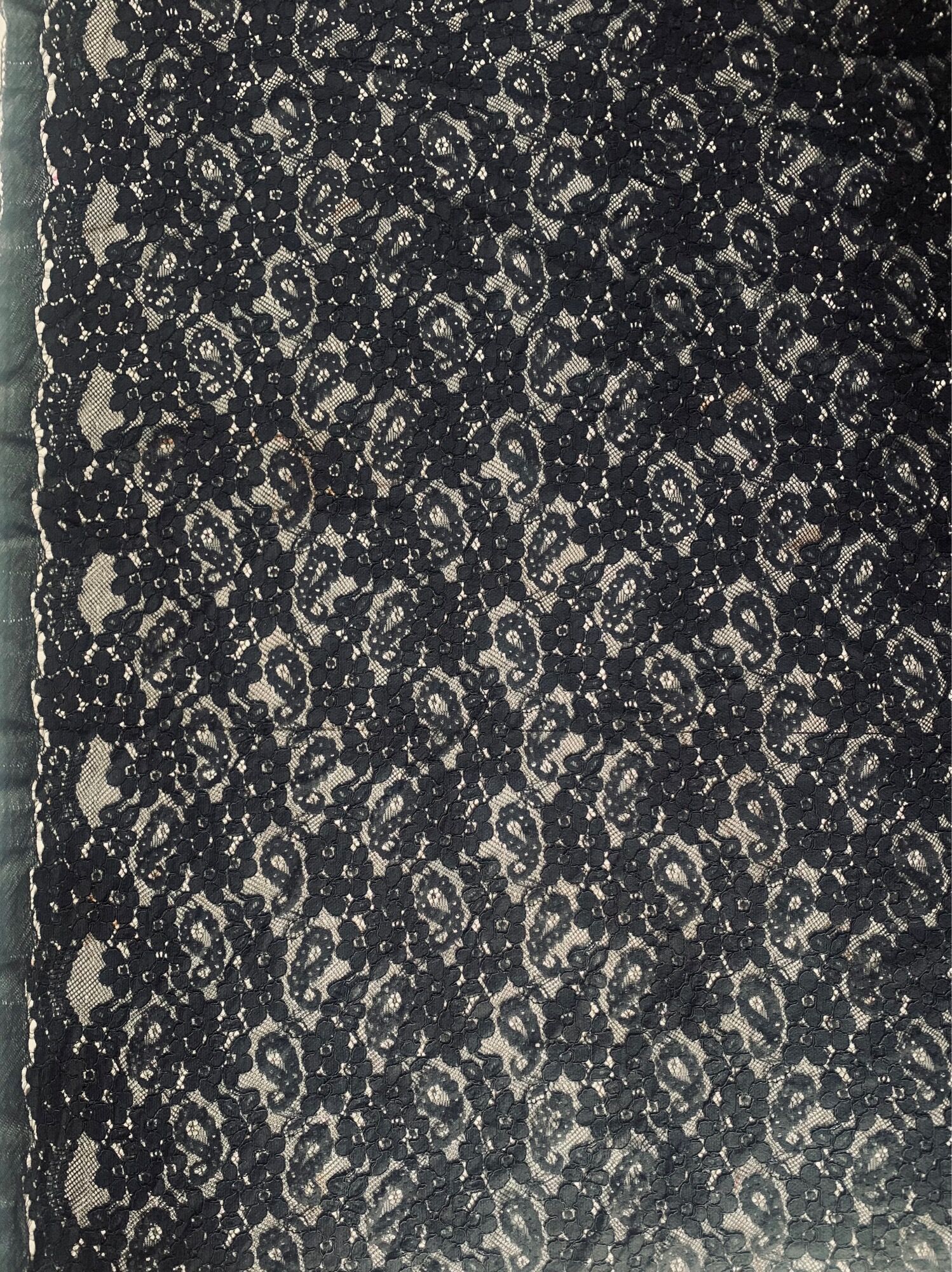 1,1 vải ren màu đen chất đẹp may áo kiểu, váy đầm khổ 1m50 (Màu vải thật đen và đẹp hơn, do shop chụp hình bằng điện thoại không lên được màu ạ)