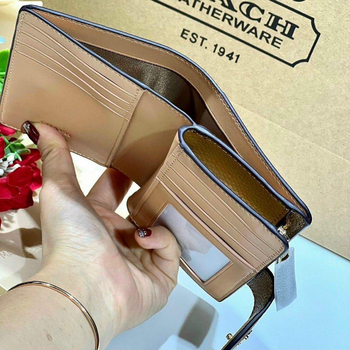 Ví C0AC.H cầm tay họa tiết siêu cưng