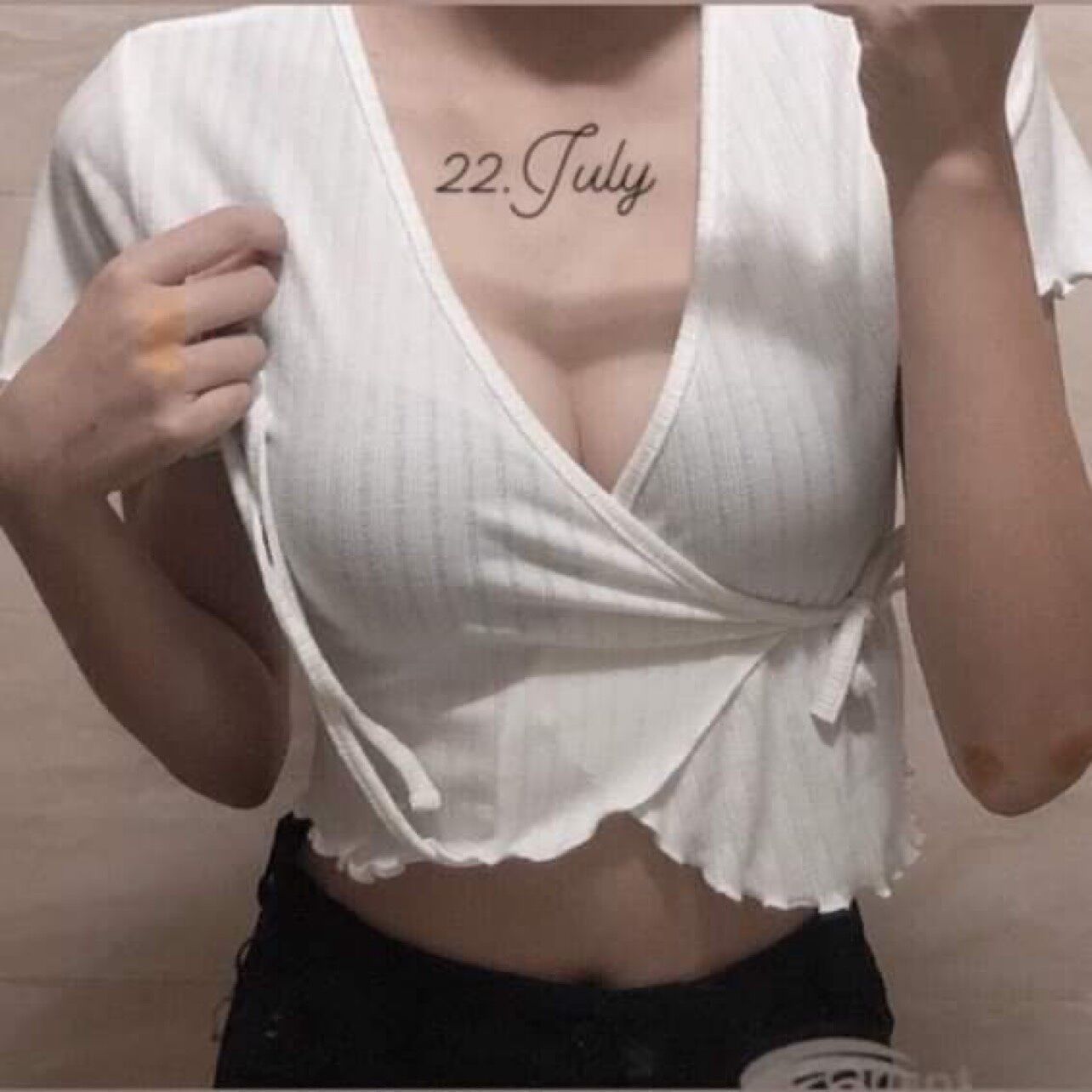 Áo croptop tay ngắn buộc dây đắp chéo sexy