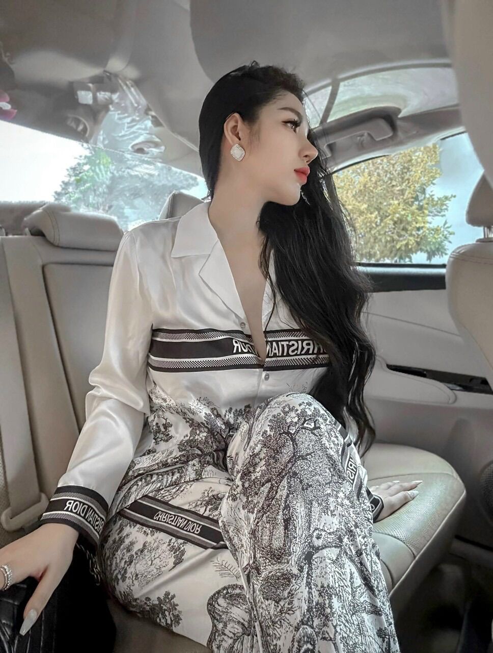 Pijama lụa cao cấp quảng châu tay dài trắng gu chì