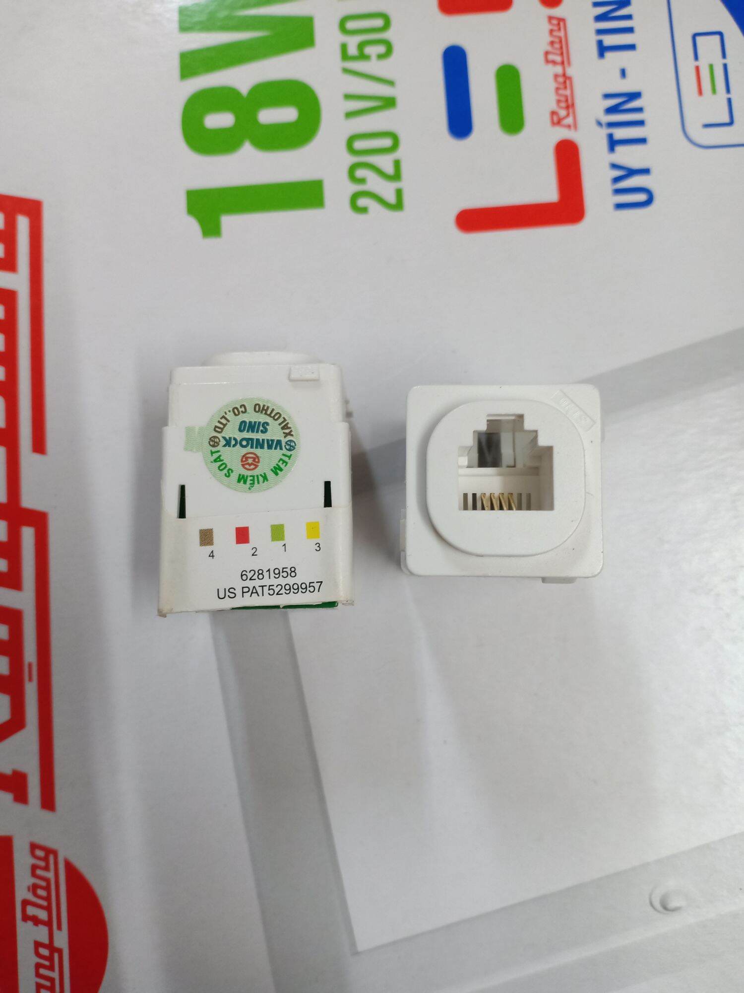 Mặt hạt công tắc Sino vanlock S18