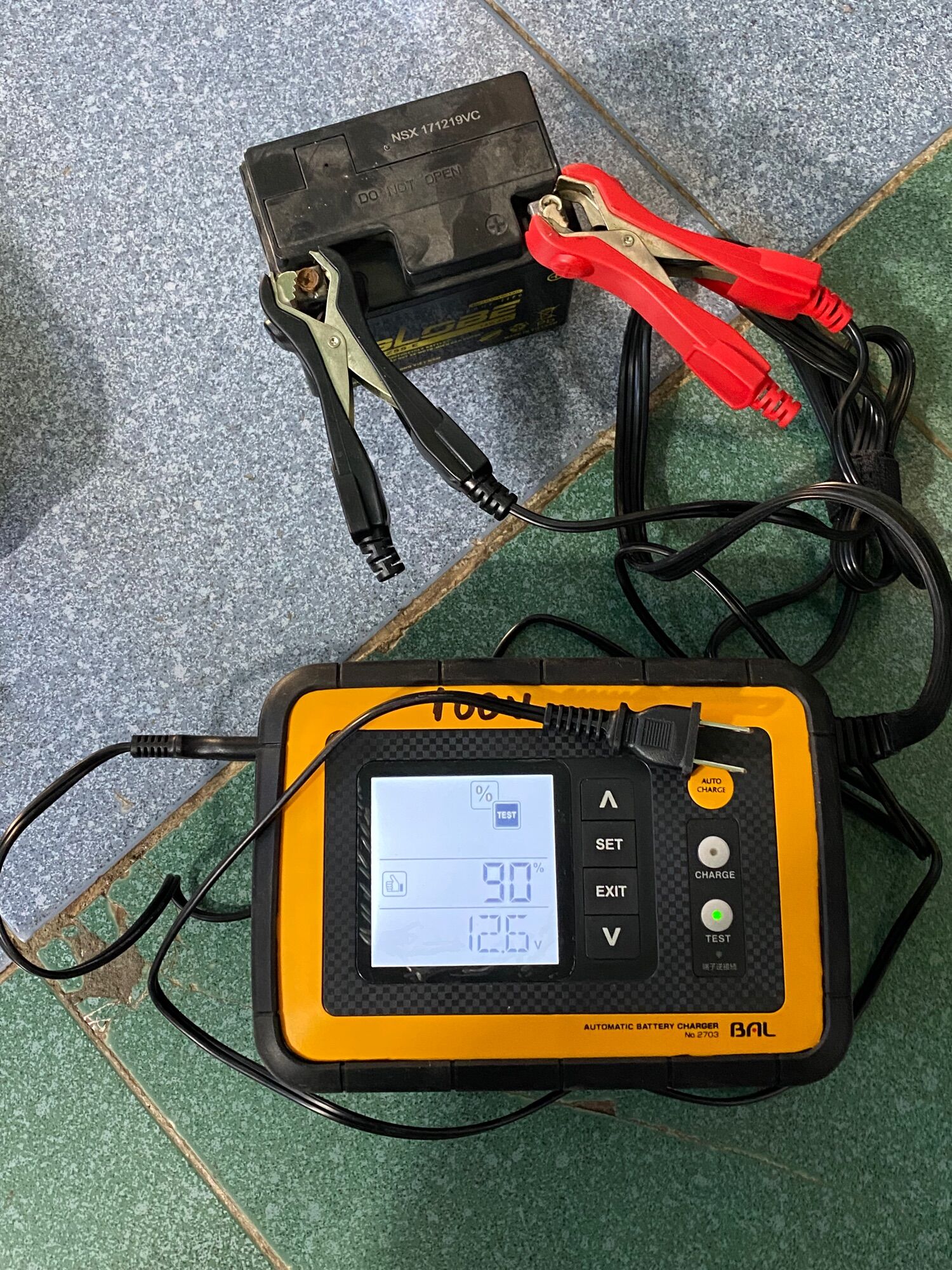 Sạc acquy nhật bãi 12v dòng sạc 1a đến 12a.