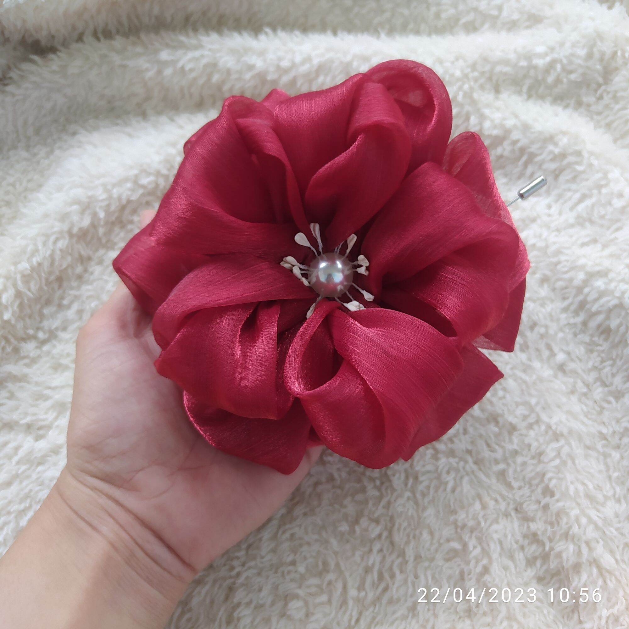 Hoa cài áo handmade Canto màu đỏ đô