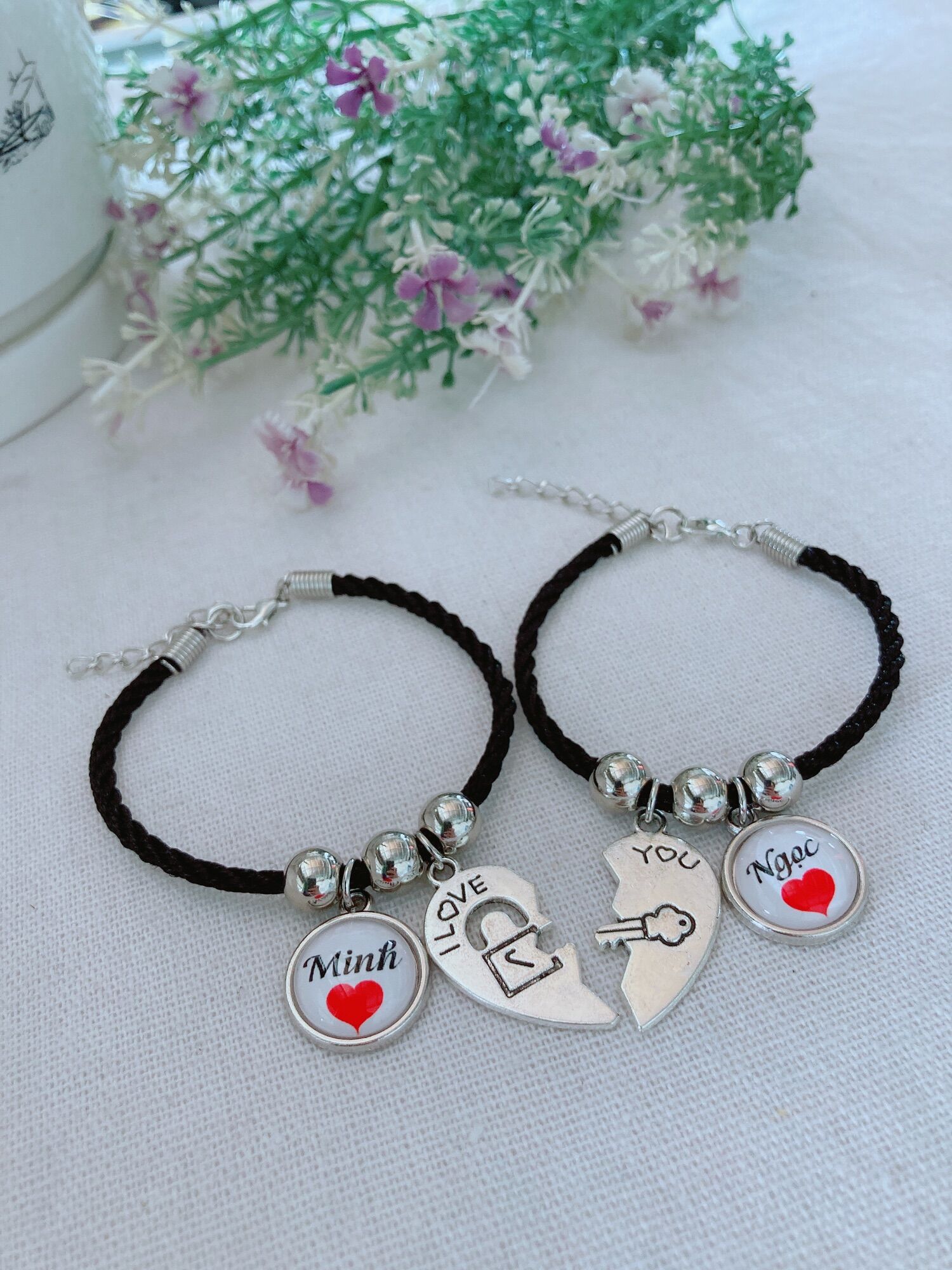 Vòng tay cặp đôi trái tim ghép in tên theo yêu cầu tên gì cũng có,đa dạng mẫu mã, chất lượng đảm bảo và cam kết hàng đúng mô tả