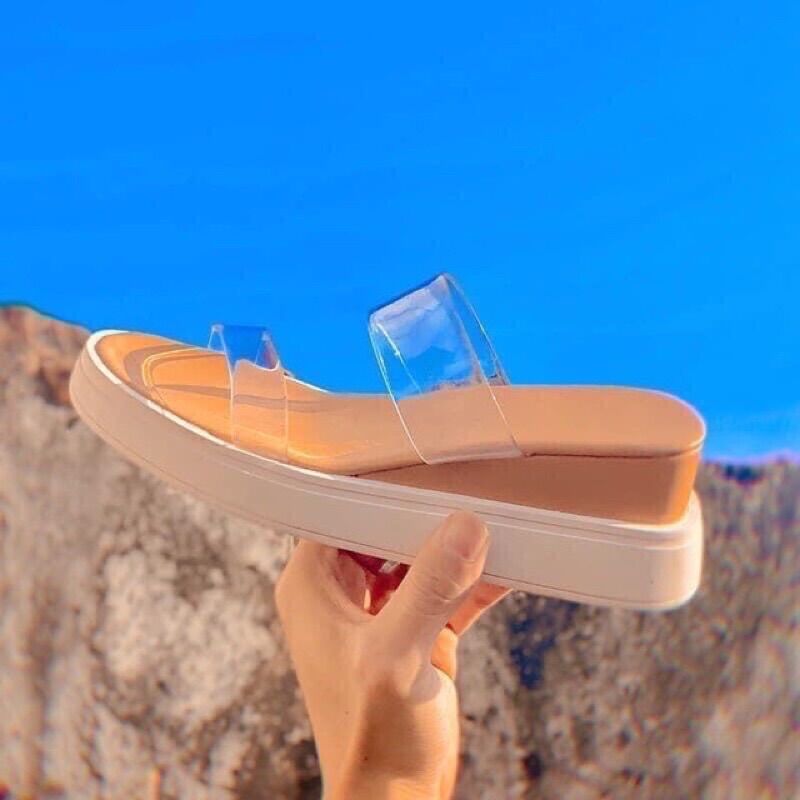 Dép quai trong hàng sẵn