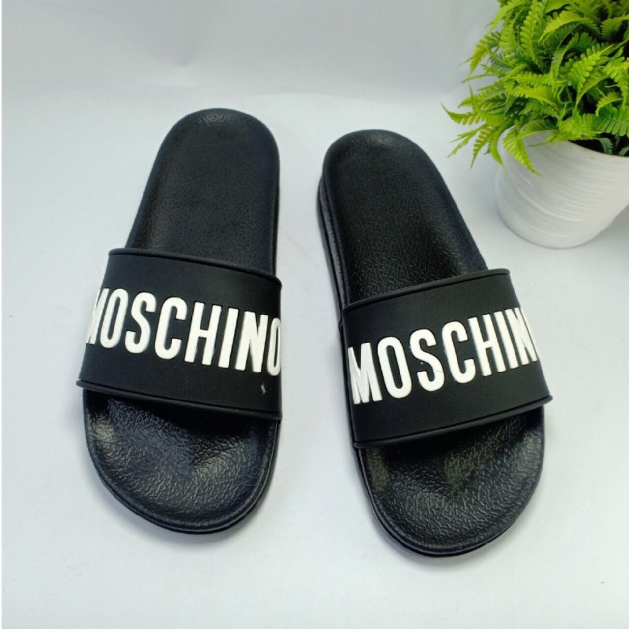 Dep lê moschino thoi trang hót 2021