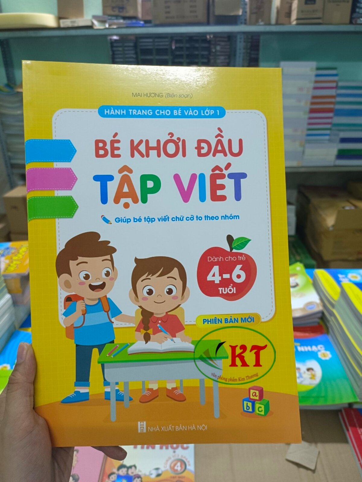 Bé khởi đầu tập viết