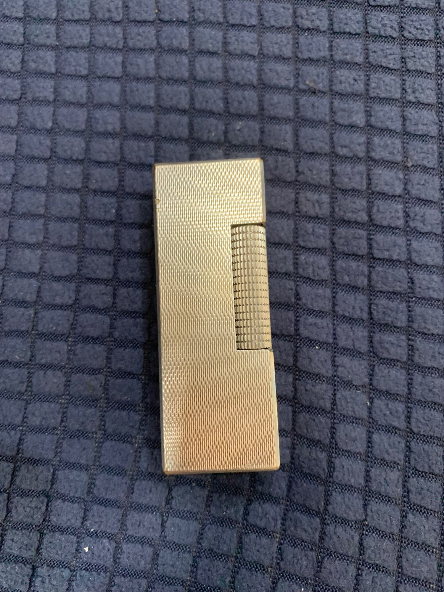 Bật lửa Dunhill bọc bạc khối.