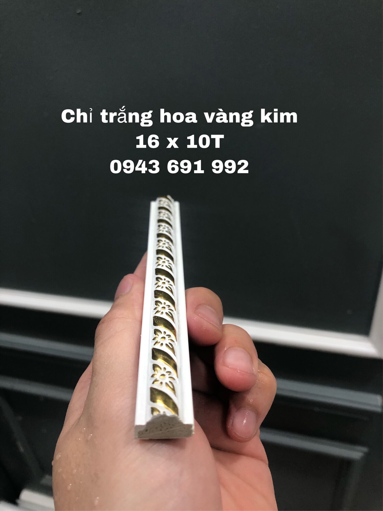 Phào chỉ nhựa composite bản rộng 1.6cm trắng hoa văn vàng ánh kim hoàn thiện