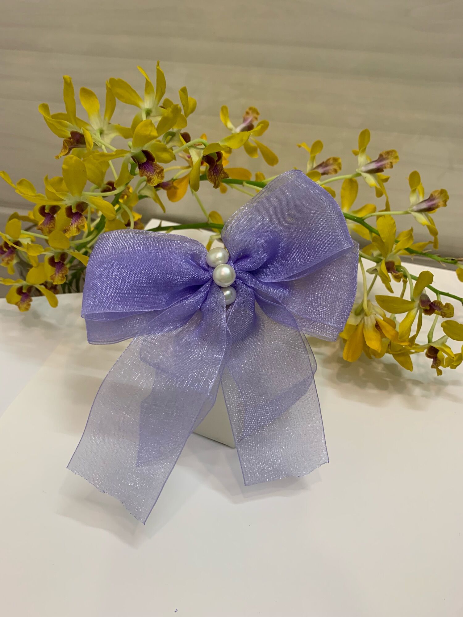 Kẹp tóc nơ voan màu tím Violet đính hạt trai sang chảnh.