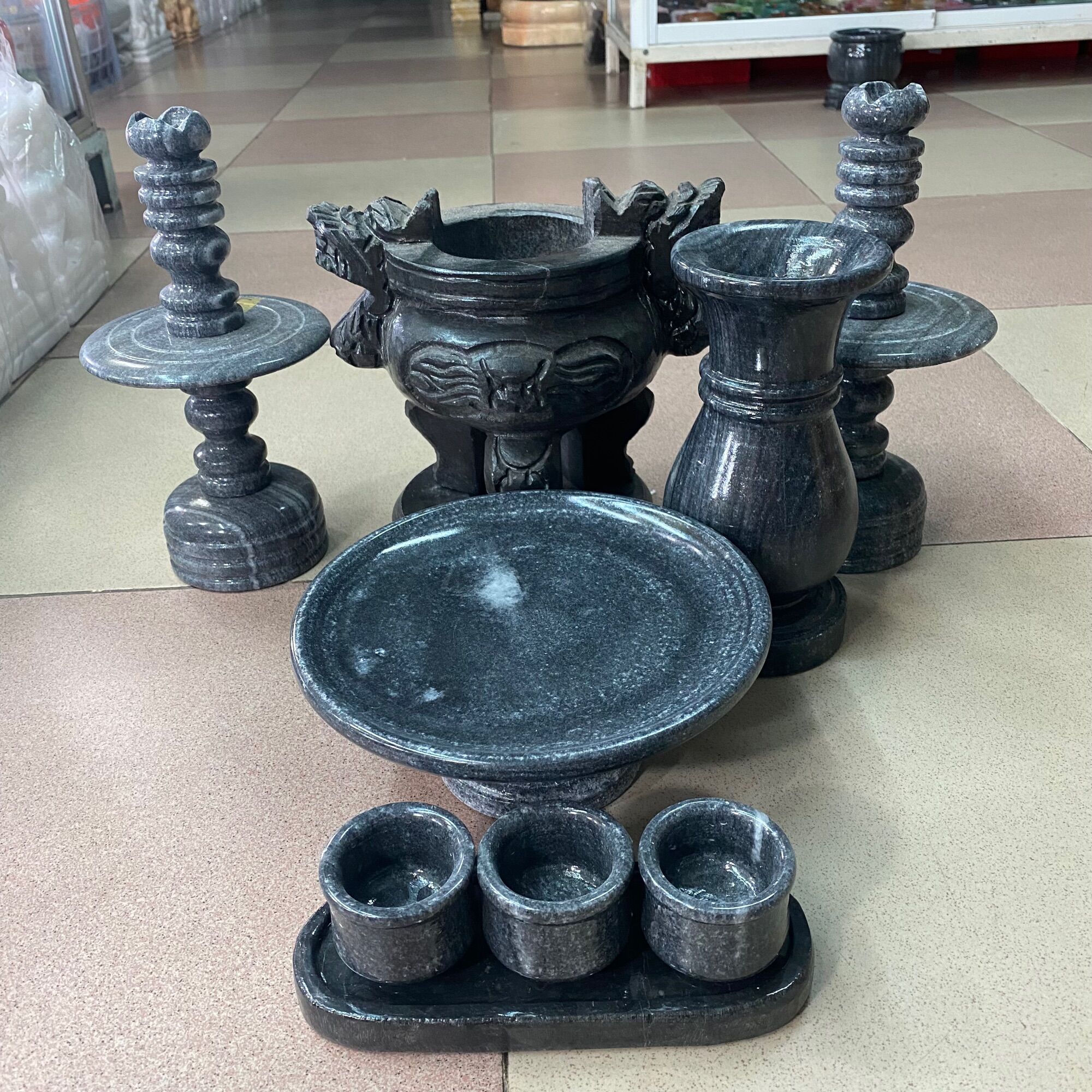 Bộ đồ thờ cúng đá cẩm thạch đen gồm lư rồng, chân đèn, bình, đĩa và bộ khay 3 ly
