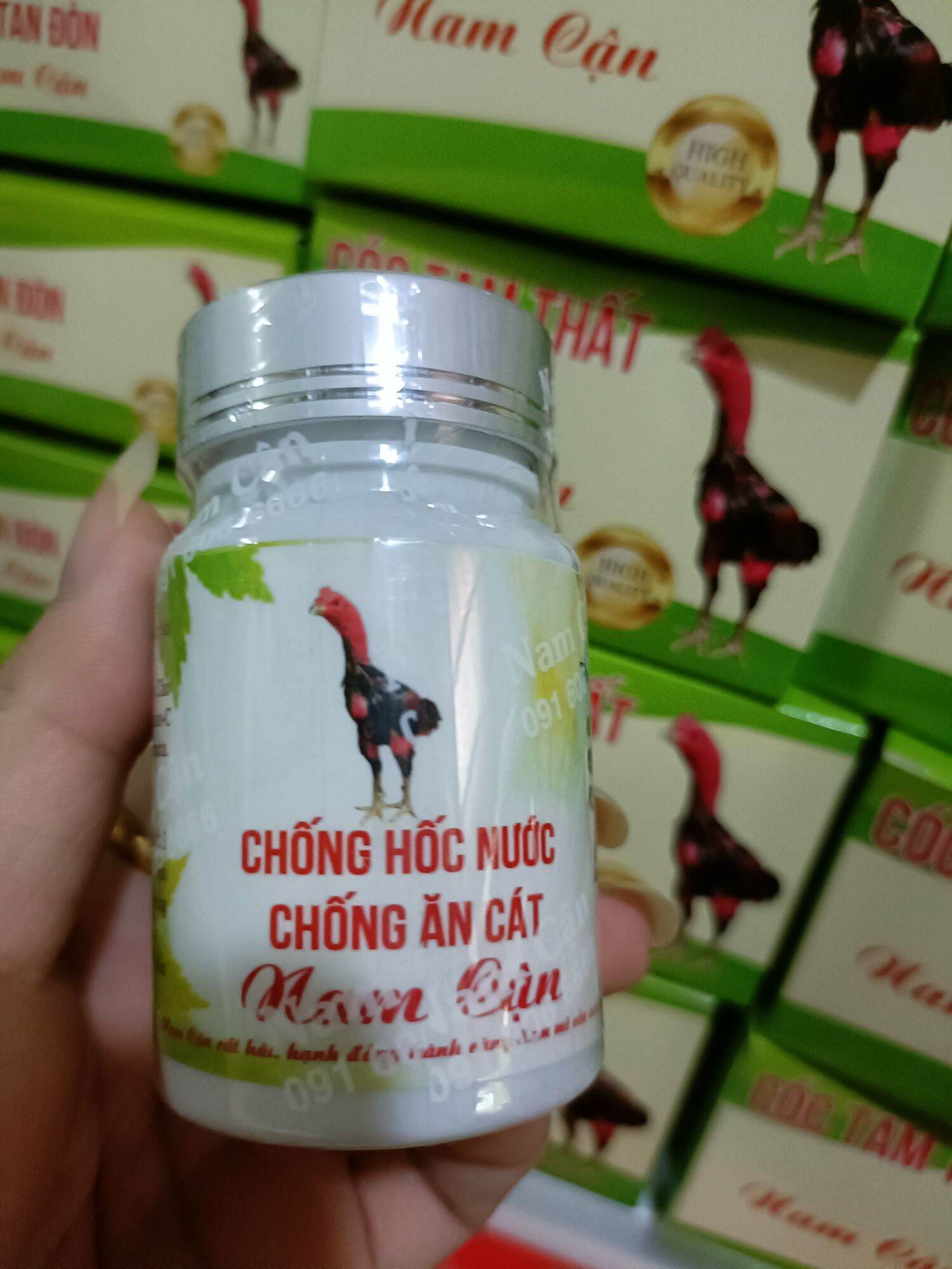 T huốc gà khát nước, hốc nước, uống nhiều nước. ae có gà hốc nước , uống nước như chết khát