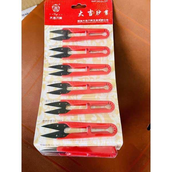 1 cái kéo cắt chỉ bấm chỉ thừa