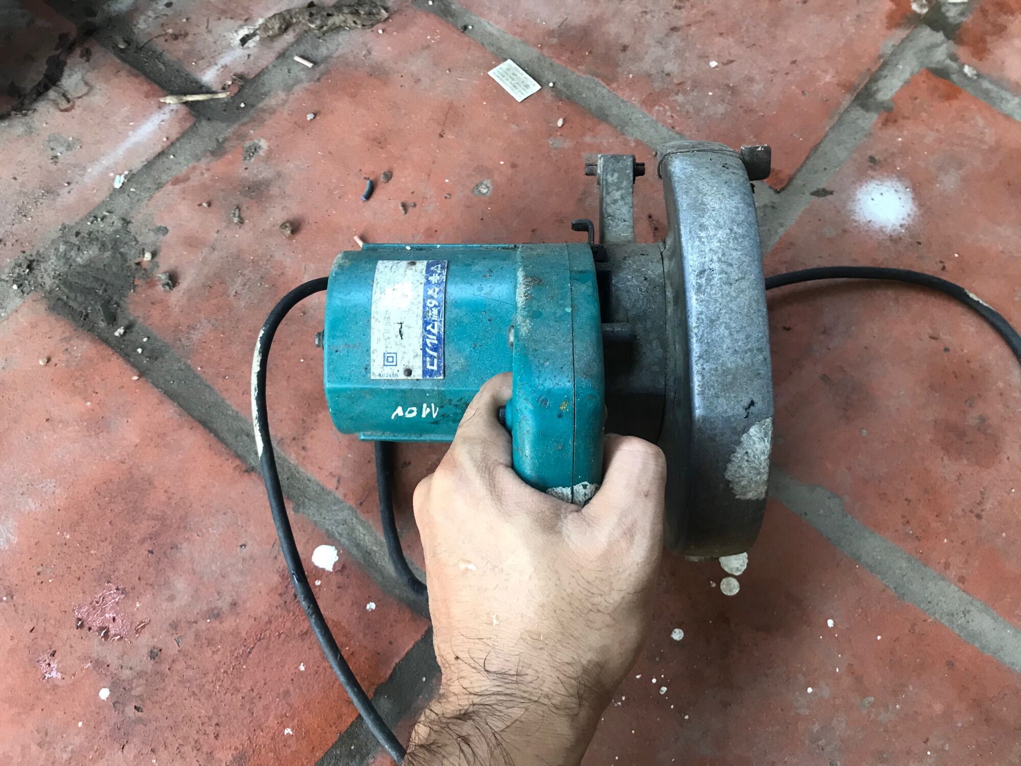 Máy cắt makita nhật bãi 100 v dùng ngon