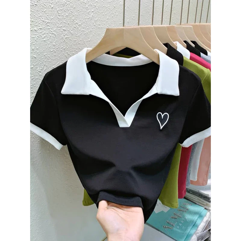 Áo croptop cổ bẻ thêu trái tim tay ngắn