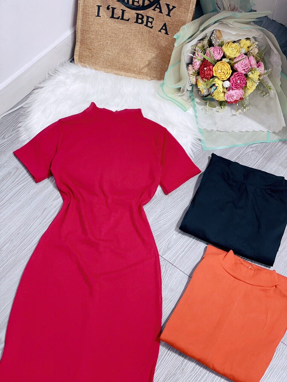 Đầm body cổ lọ tay ngắn xẻ tà.