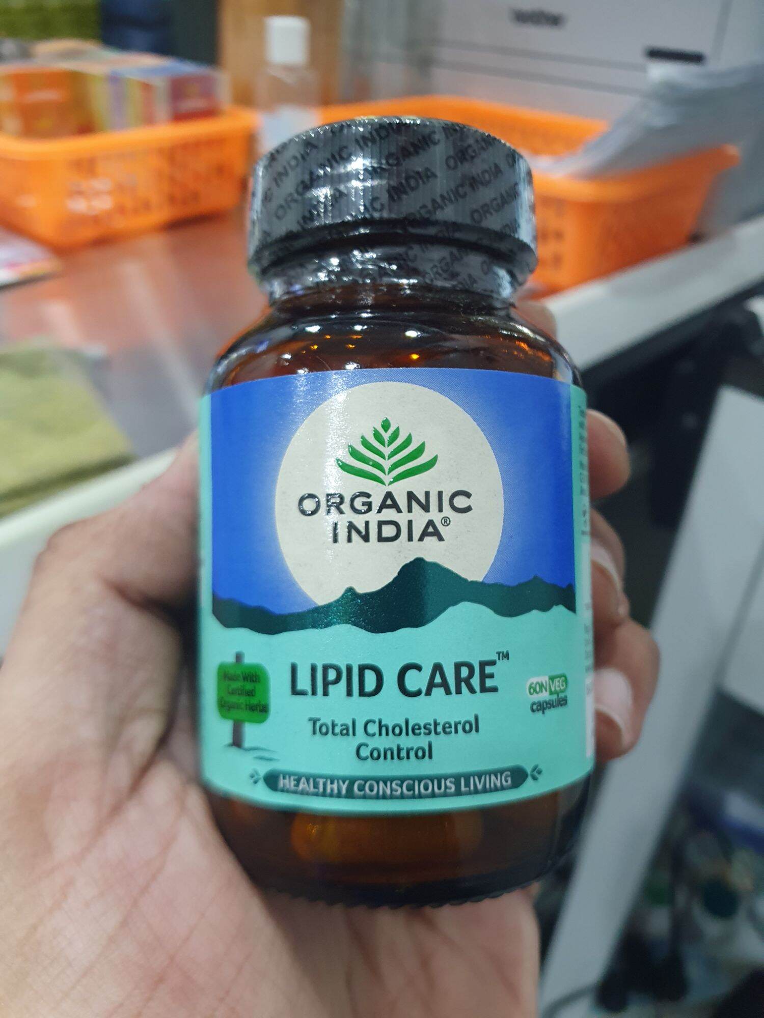 ORGANIC INDIA LIPID CARE Organic India là công ty đa quốc gia có trụ sở tại Lucknow, Ấn Độ, được thành lập năm 1990 bởi một nhóm người từ khắp nơi trên thế giới đã gặp nhau ở Lucknow - một thị trấn miền bắc Ấn Độ. Là một trong số ít các cô