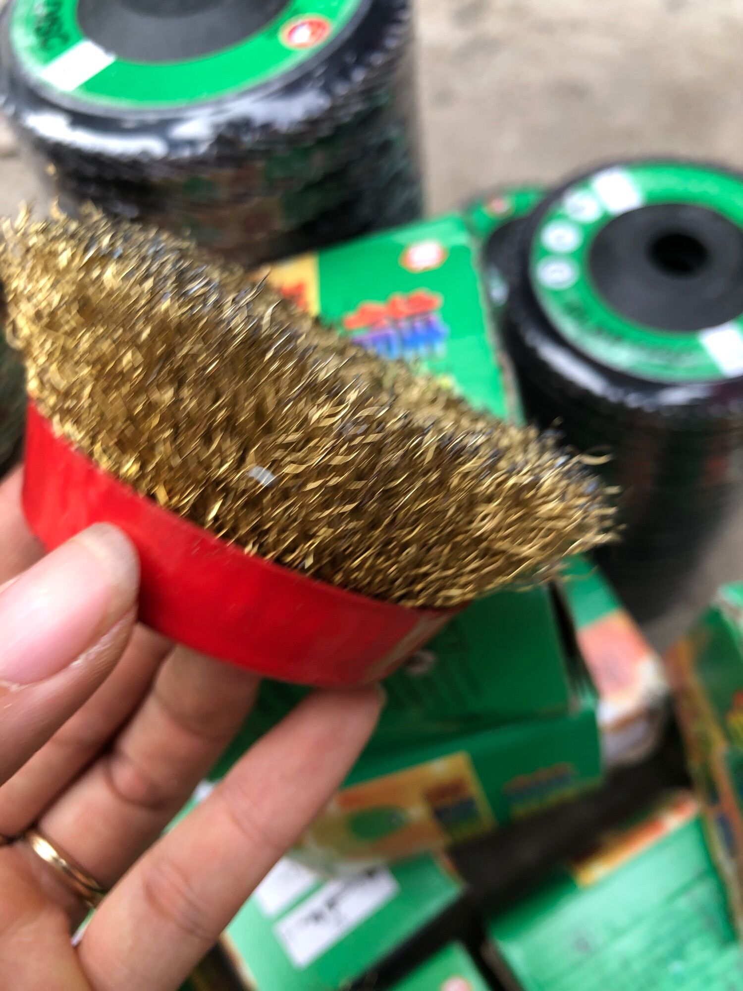 Chén Cước Chà Sắt-Đánh Rỉ Sét Nắp Đỏ