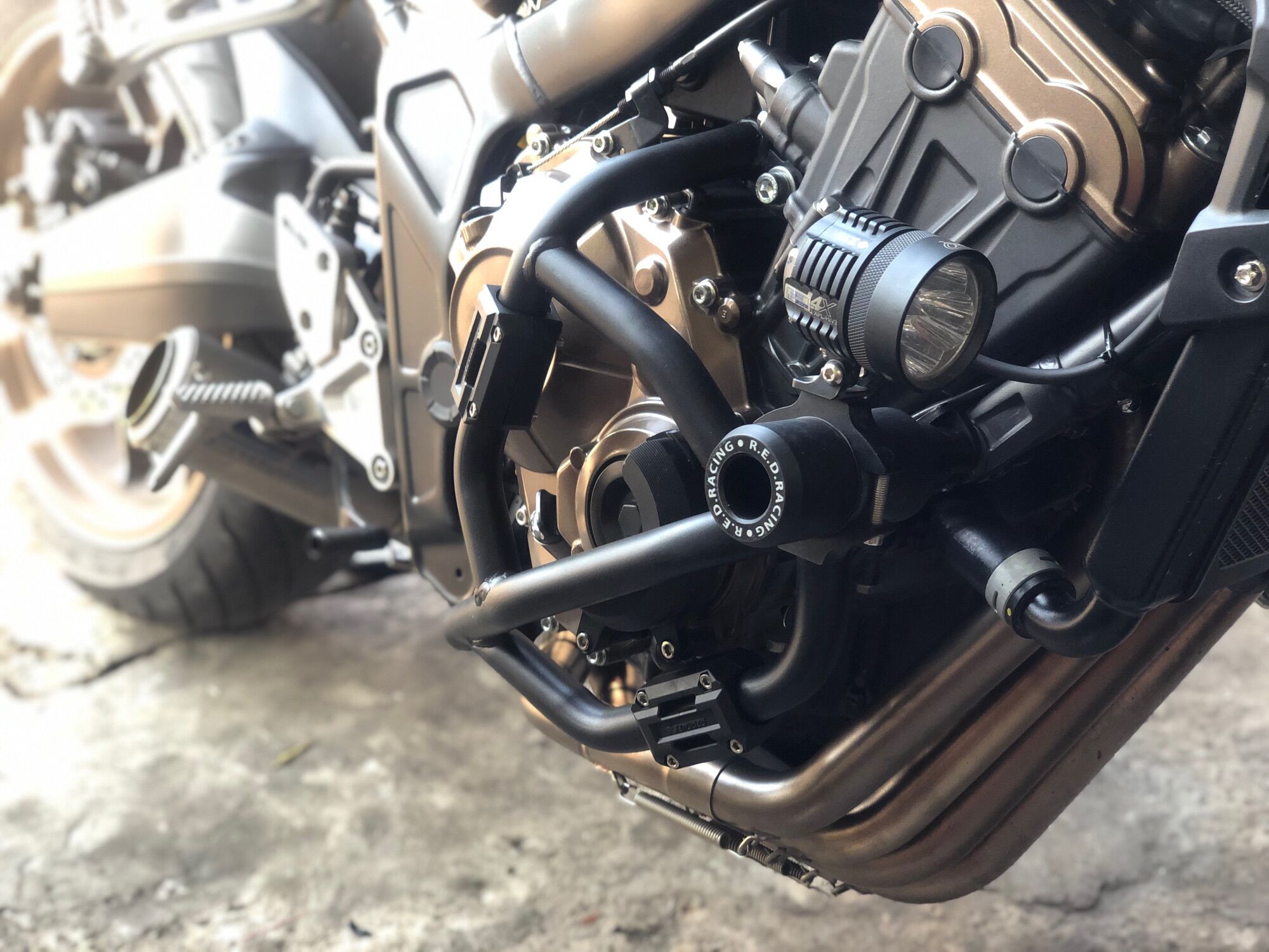 Chống đổ khung bảo vệ lóc máy CB650R