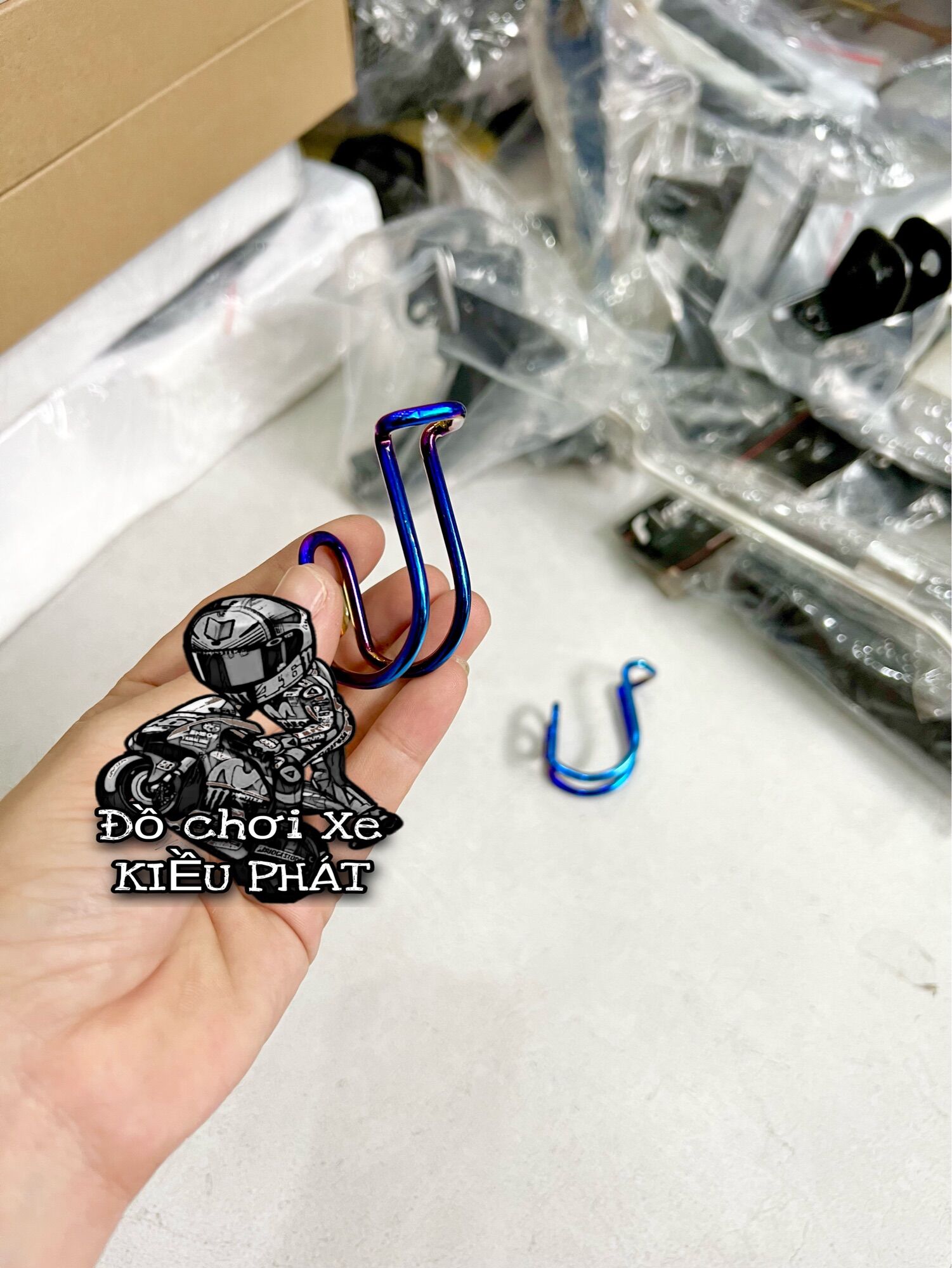 Móc treo mỏ vịt xanh titan giá 1 cái