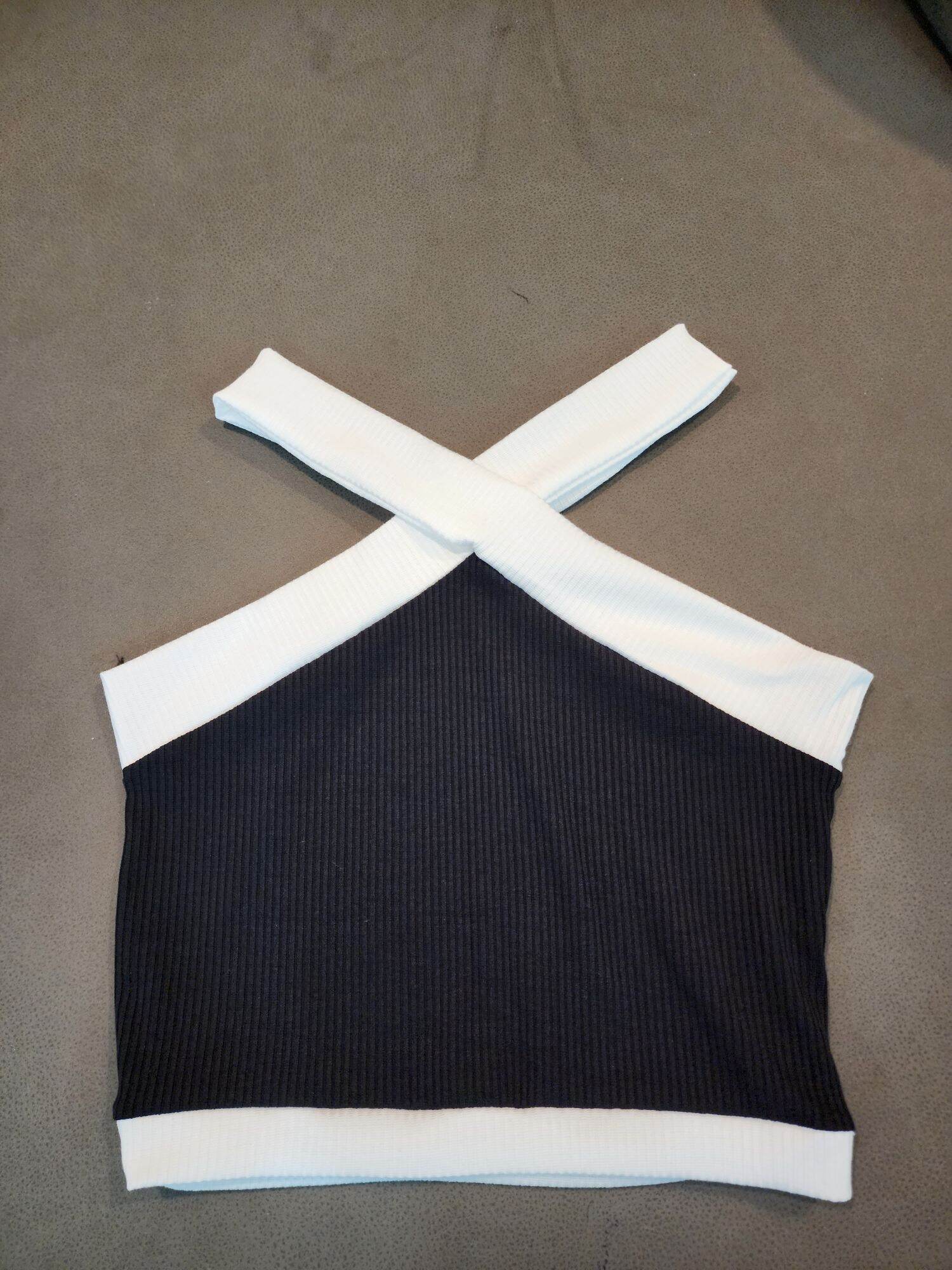Áo croptop cổ yếm phối viền