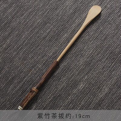 Muỗng tre múc bột Trầm, lùa trà.