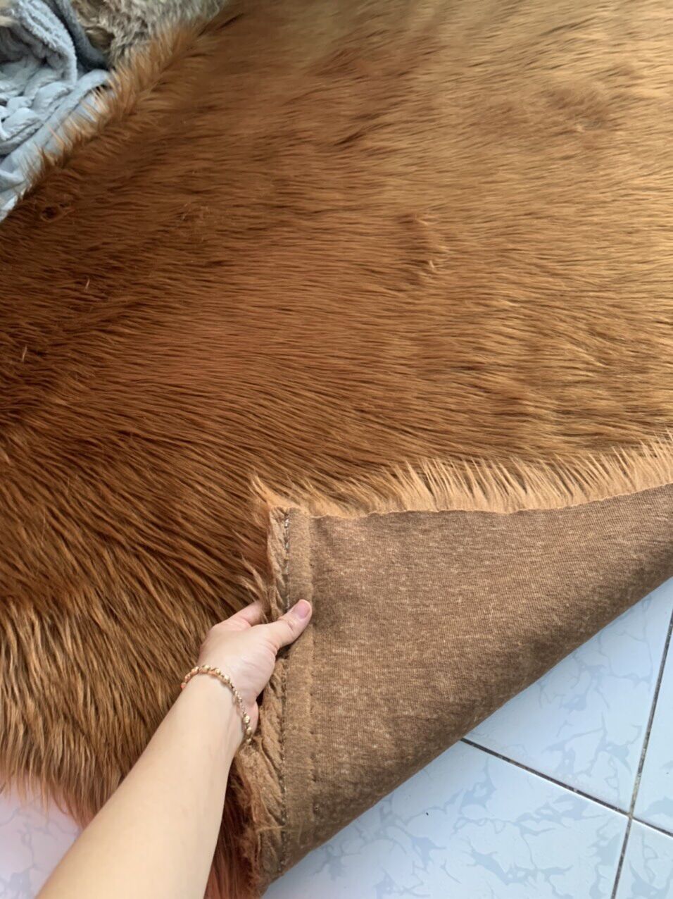 Thảm lông chụp hình quần áo màu nâu đất