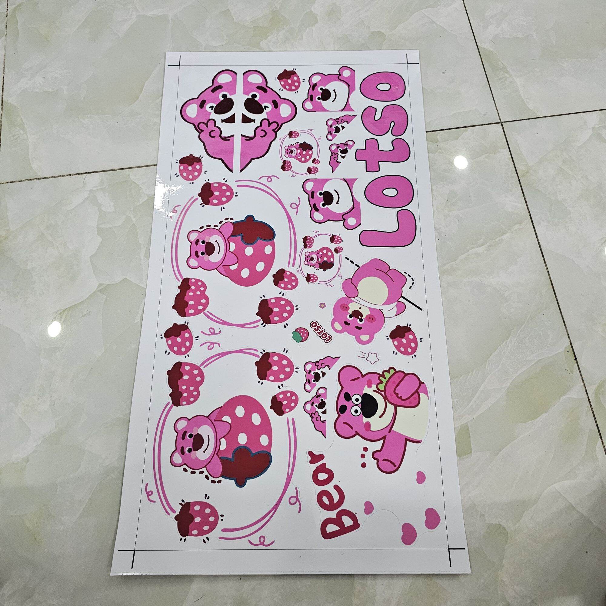 Tem logo gấu dâu lotso kích thước 30x60 dán trang trí cho xe trắng