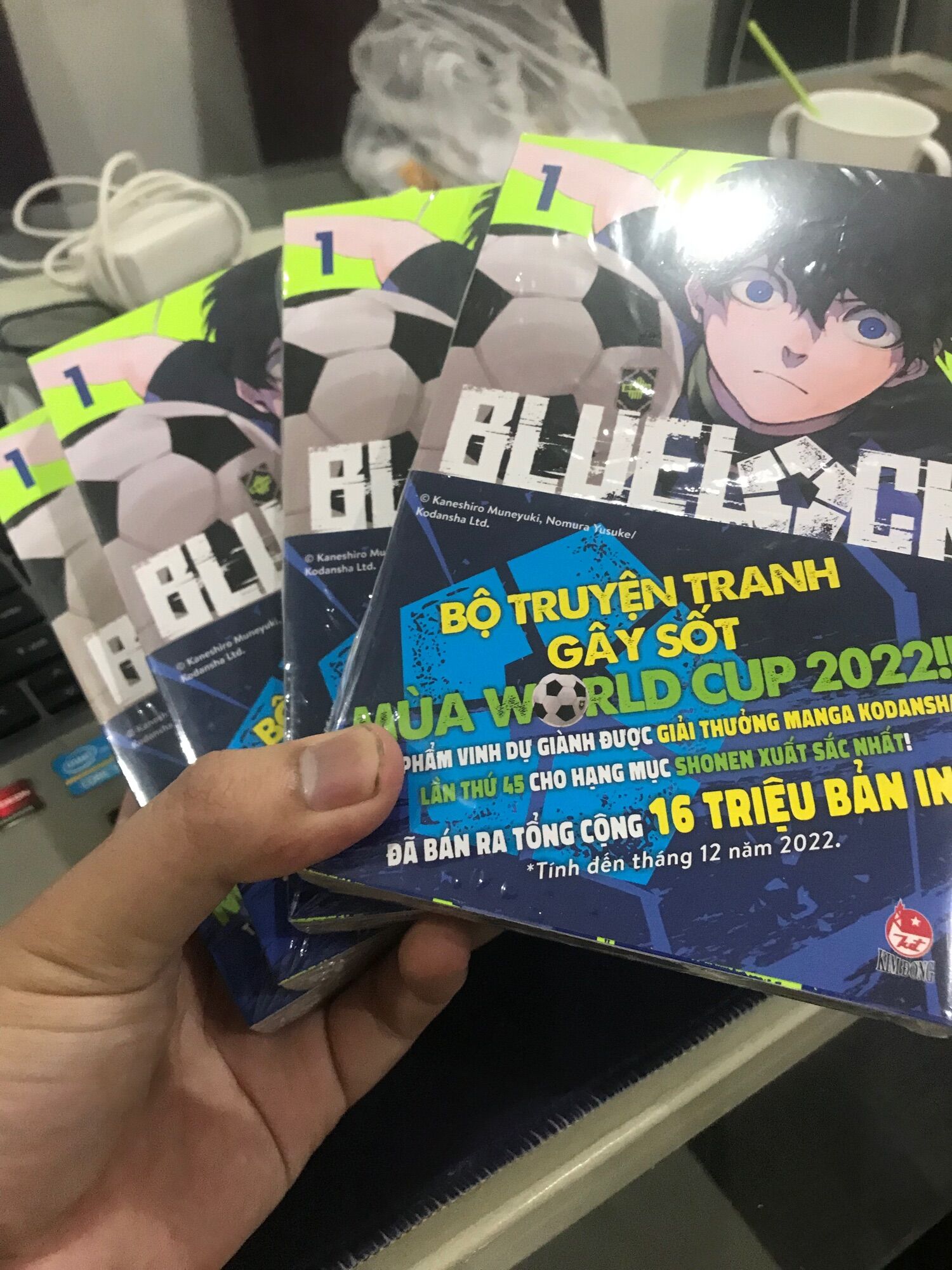 Blue Lock tập 1 seal đủ quà standee, obi và thẻ bên trong.