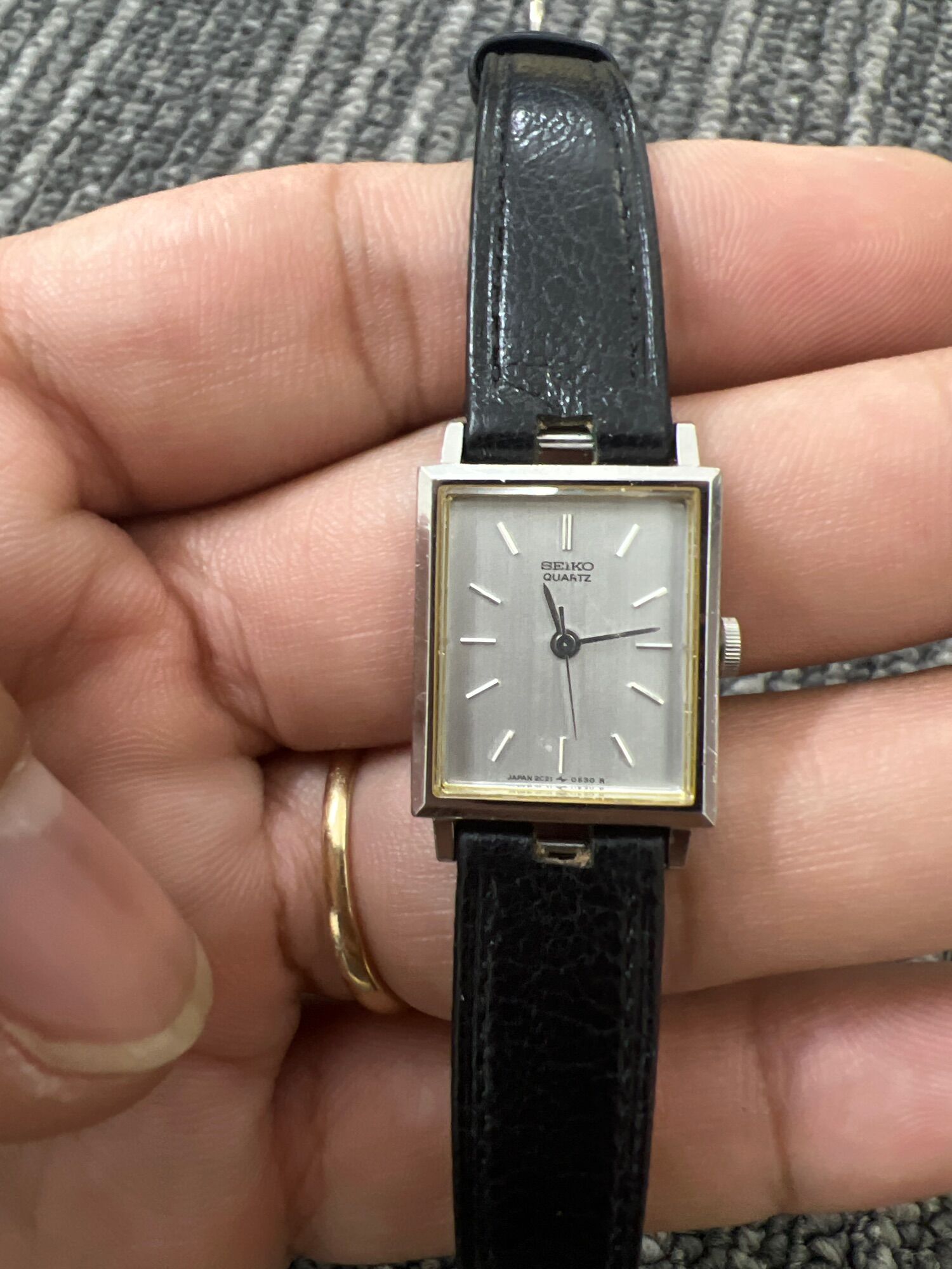 Đồng hồ Seiko nữ size 18*25mm luôn núm, dây cũ còn Sài tốt, kính xước nhẹ, đã qua sử dụng mới 90%