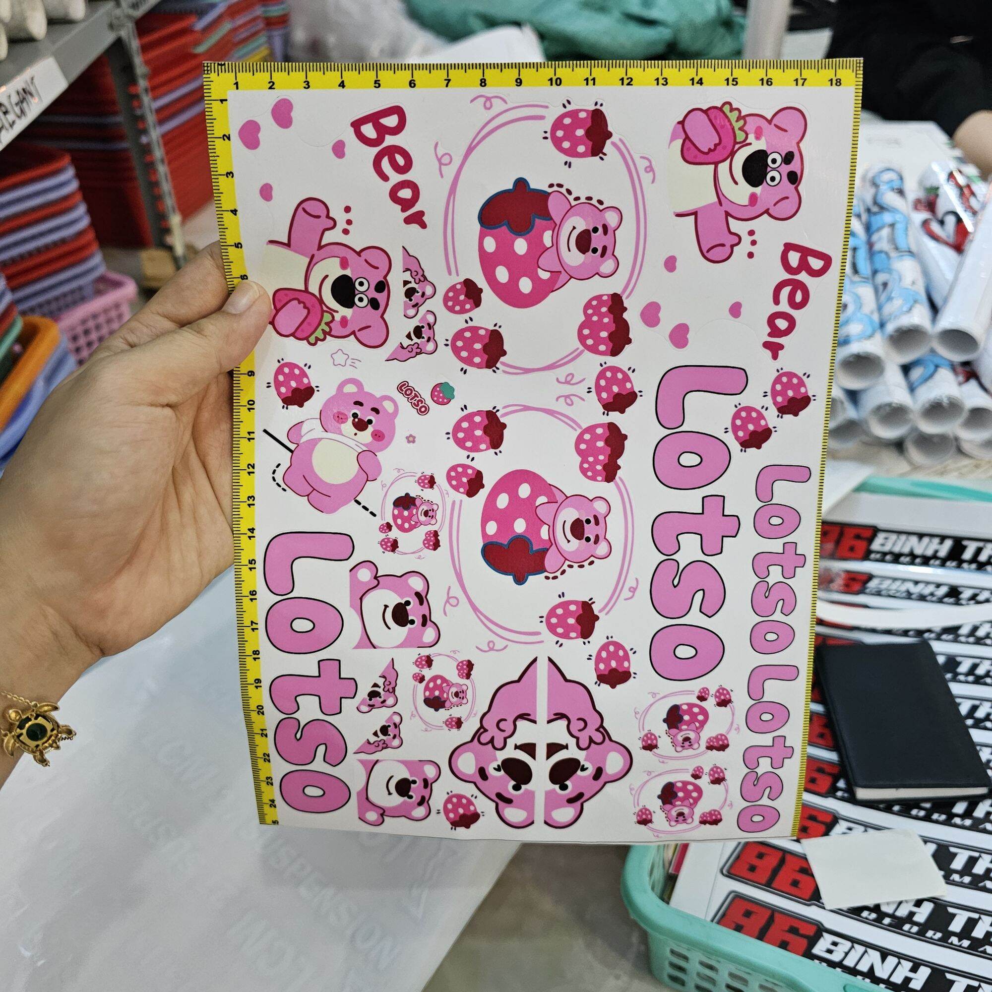 Combo logo gấu dâu lotso hồng mới 18x25cm dán trang trí xe máy, điện thoại, xe đạp điện, dán mọi thứ