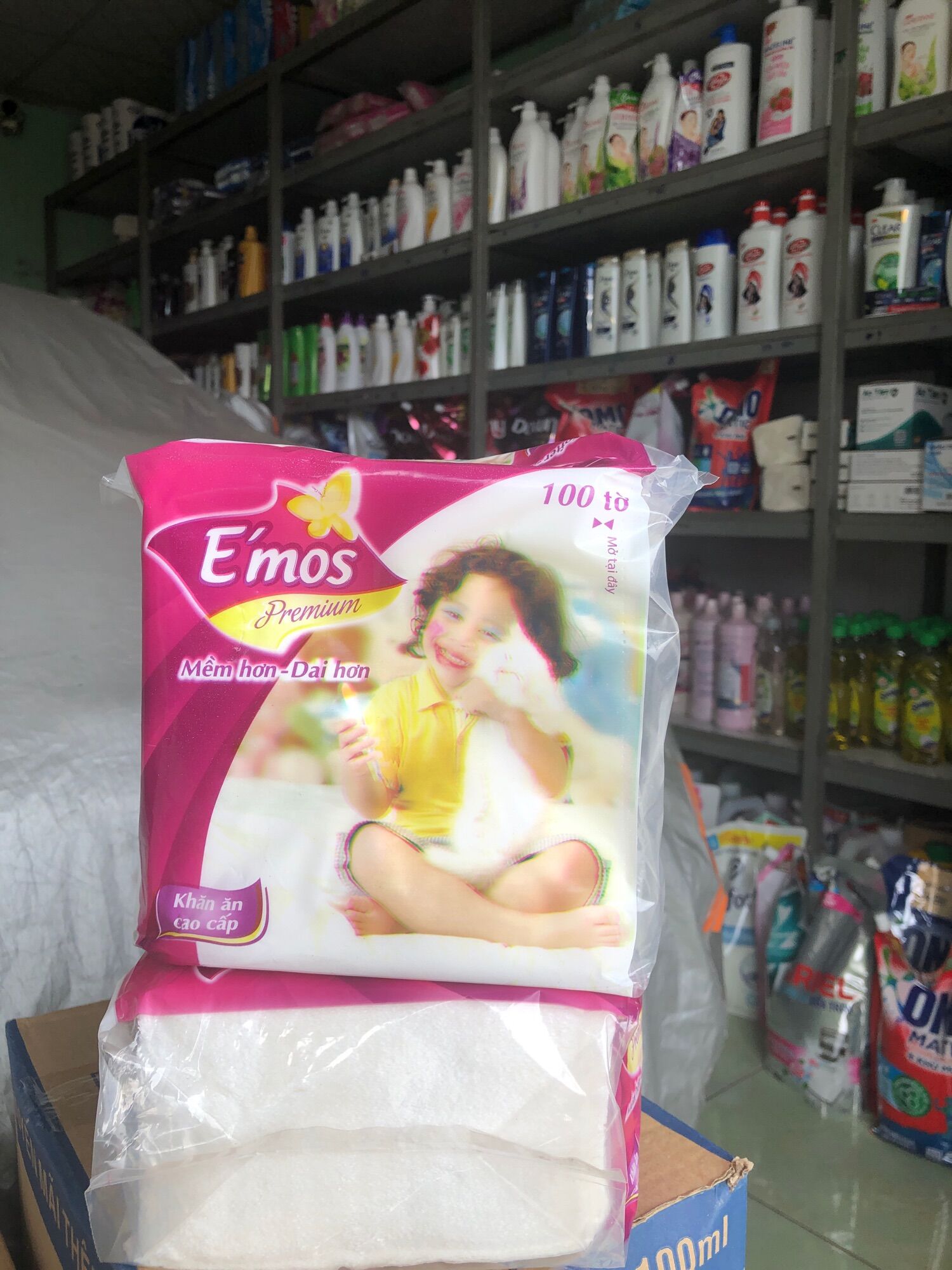 Khăn vuông Emos cao cấp 100 tờ siêu mịn và dai