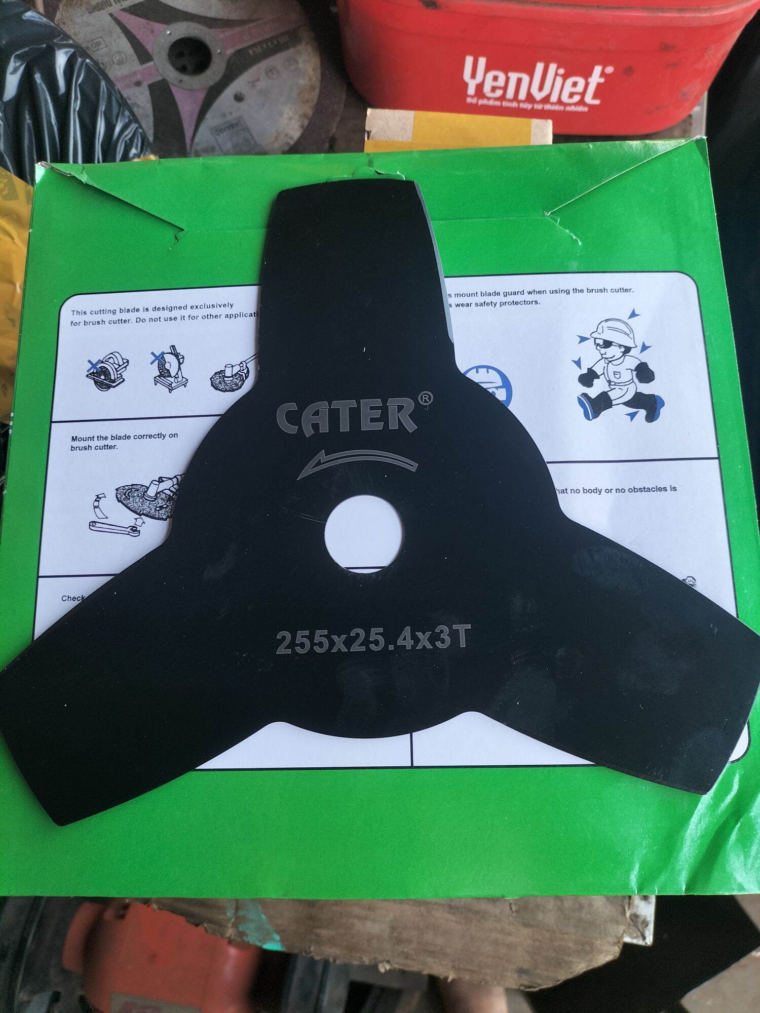 Lưỡi dao cắt cỏ 3 cạnh màu đen hiệu cater .
