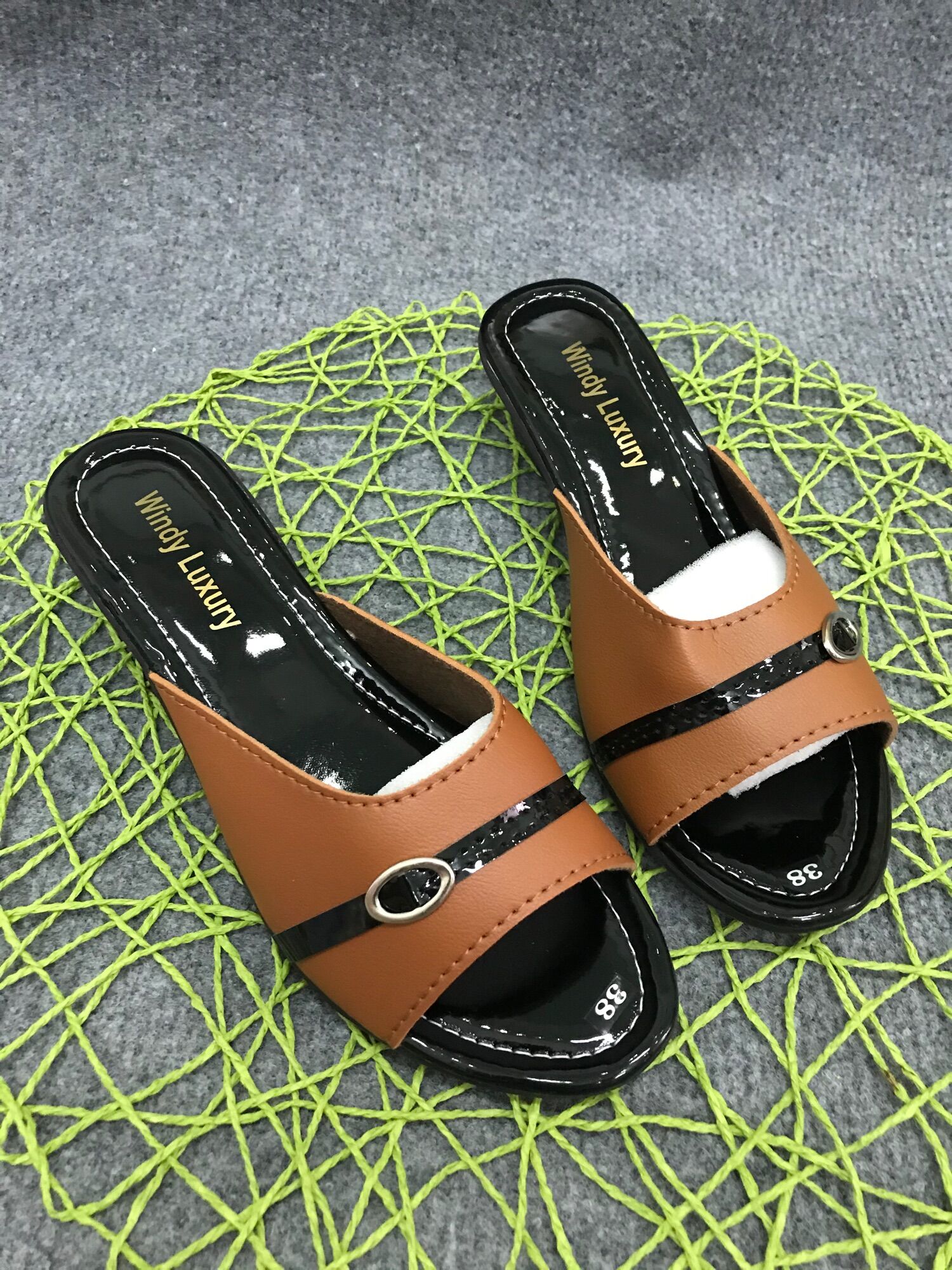 Form nhỏ Dép bà già gắn khoá guốc cho mẹ cho bà dép nữ trung niên giá rẻ bền đẹp